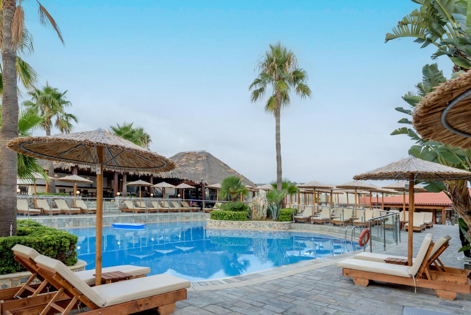 Eurohotel Theo Hotel Agia Marina Exterior foto