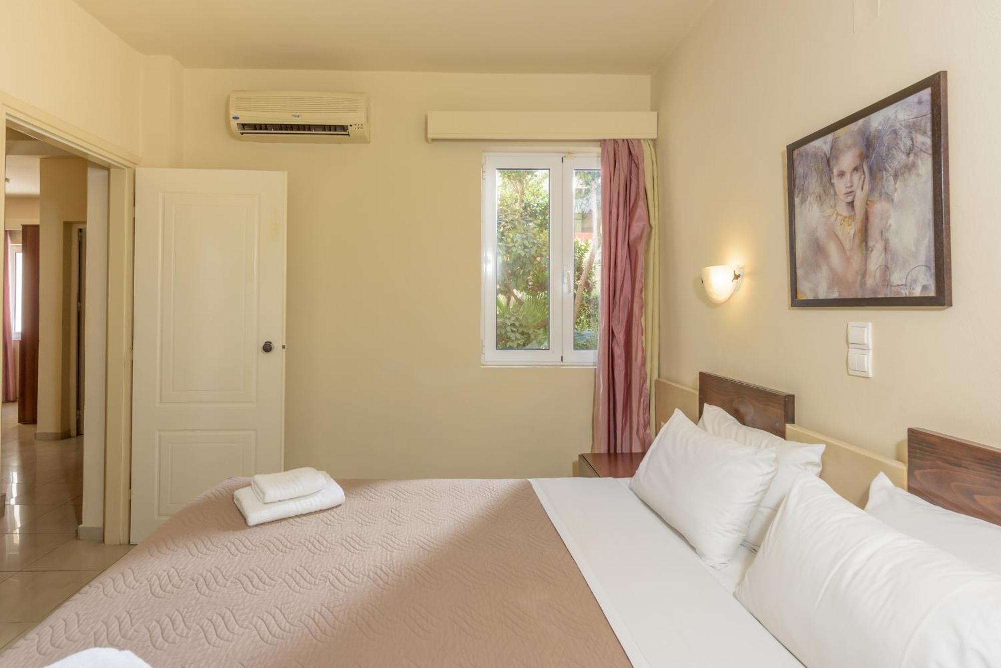 Eurohotel Theo Hotel Agia Marina Zimmer foto