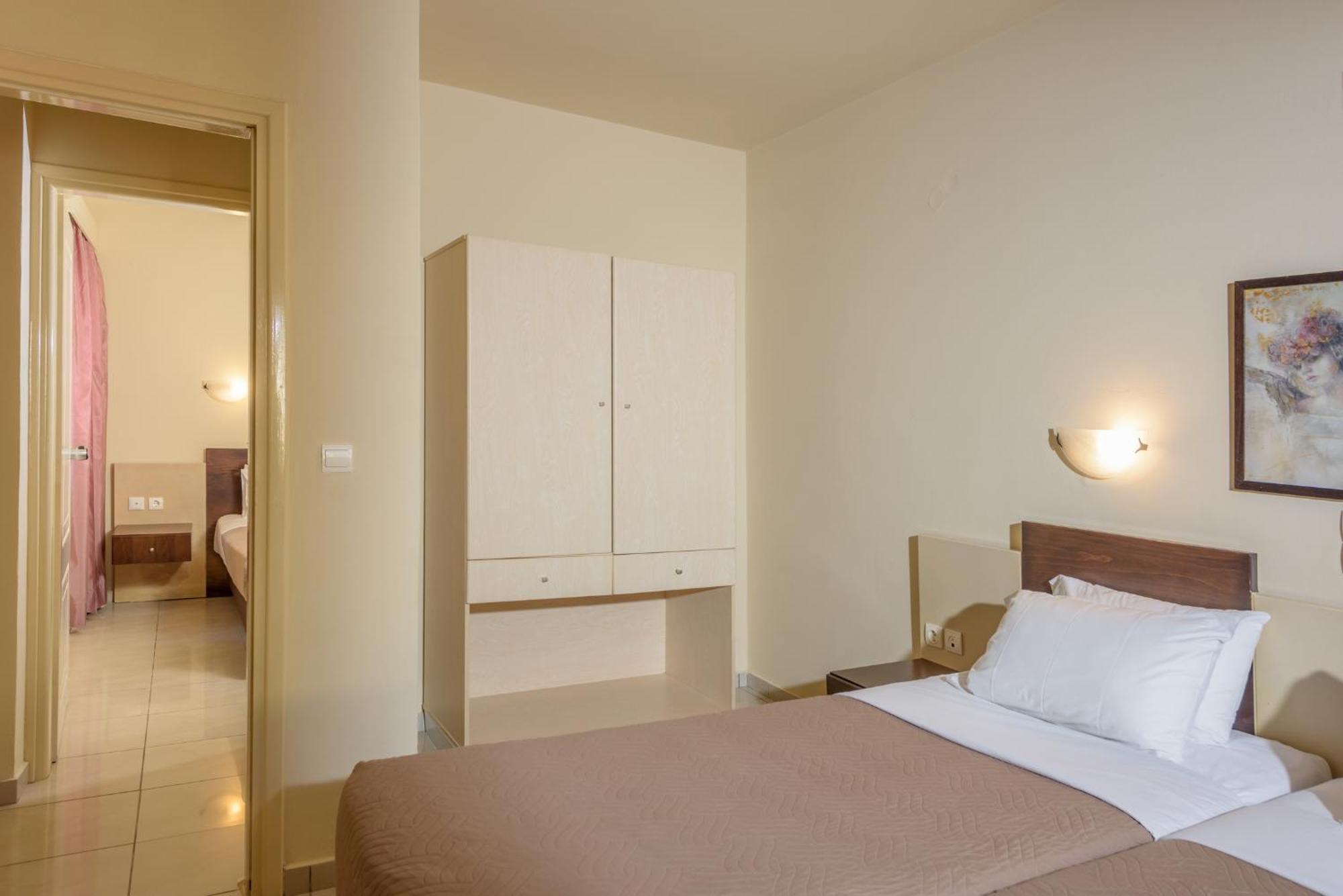Eurohotel Theo Hotel Agia Marina Zimmer foto