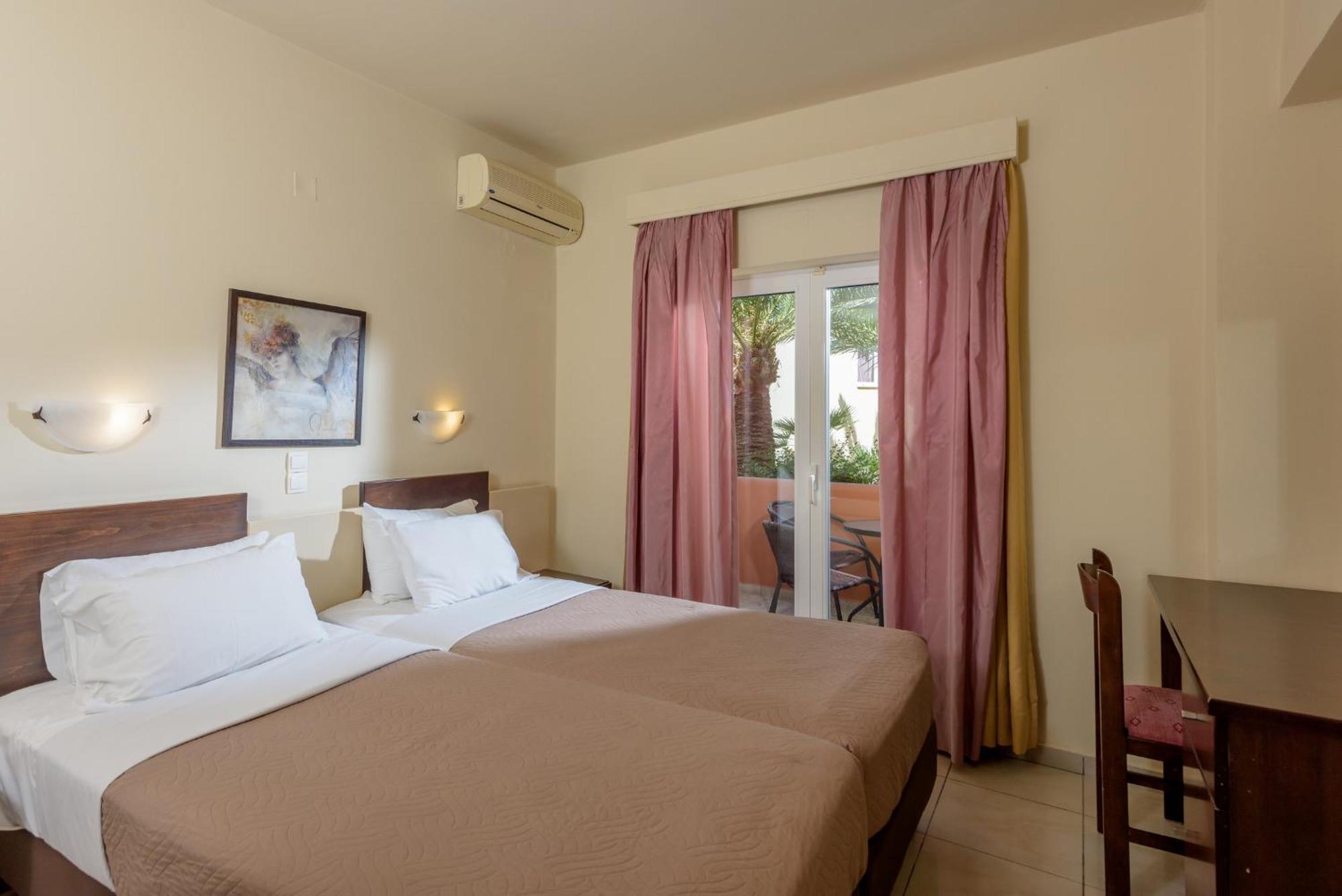 Eurohotel Theo Hotel Agia Marina Zimmer foto